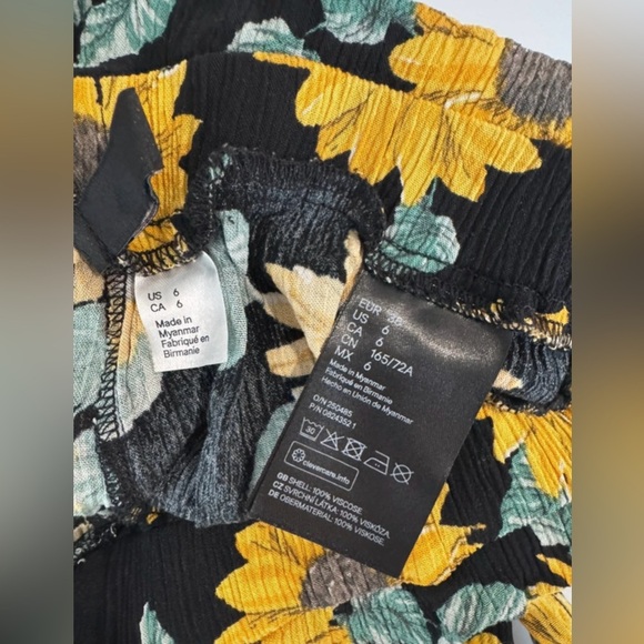 H&M Sunflower Print Smocked Shorts Size 6 - Picture 4 of 4